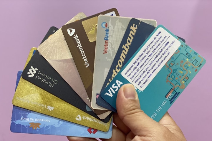 close-up-contactless-payiment-hairdresser-salon-min-1200×800-3