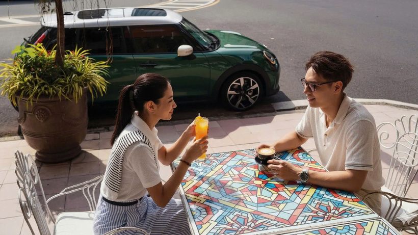 Khách hàng thưởng thức cafe và trải nghiệm các dòng xe thế hệ mới.