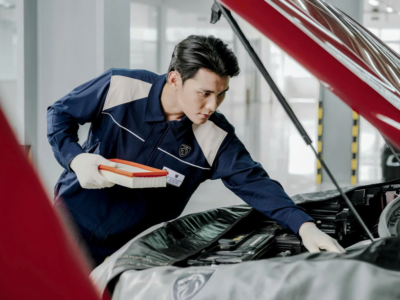 Nhân sự kỹ thuật THACO AUTO tư vấn khách hàng chăm sóc, bảo dưỡng xe.